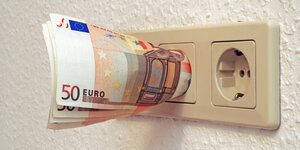 Mehrere 50-Euro Scheine in einer Steckdose