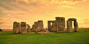 Die legendäre Steinformation "Stonehenge", verborgen unter Nebel