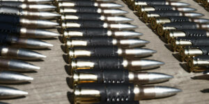 Scharfe Munition in einem Patronengurt für ein Maschinengewehr