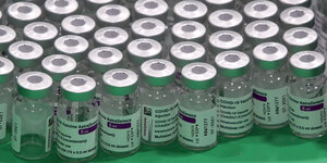 Viele Ampullen mit AstraZeneca-Impfstoff