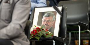 in gerahmtes Porträtfoto des erschossenen Kasseler Regierungspräsidenten Walter Lübcke (CDU) steht auf einem Stuhl bei einem Festumzug