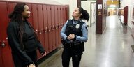 Darnella Frazier spricht mit einer Polizistin