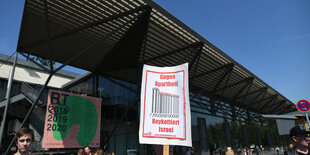 Bahnhofsvorplatz, auf dem eine Demo stattfindet