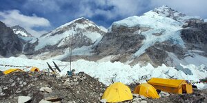 Ein Zeltlager zu Füßen des Mount Everest
