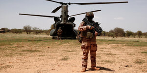 Ein französischer Soldat vor einem Hubschrauber