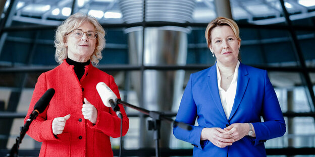 Franziska Giffey und Christine Lambrecht bei einem Presse-Statement im Bundestag