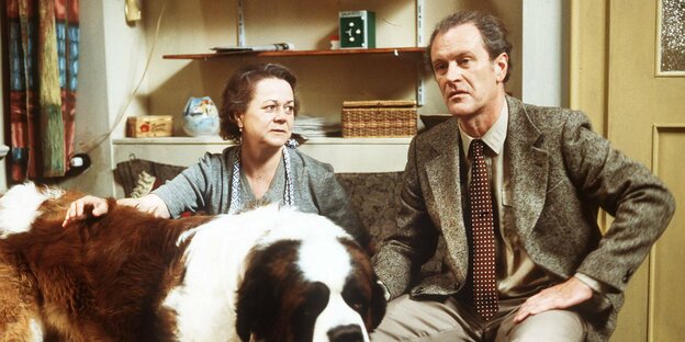 Herbert Bauriedel (K. Obermayer) sitzt mit Ehefrau Lisa (E. Fuchs) auf einem Sofa in der Komödie "Klein, aber mein“ von 1984