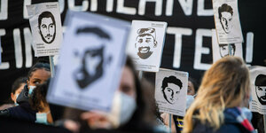 Bei einer Demonstration zum Gedenken an die Opfer des rechtsextremistischen Anschlags am 19.2.2020 in Hanau halten Teilnehmer Plakate mit Bildern der Opfer des Anschlags