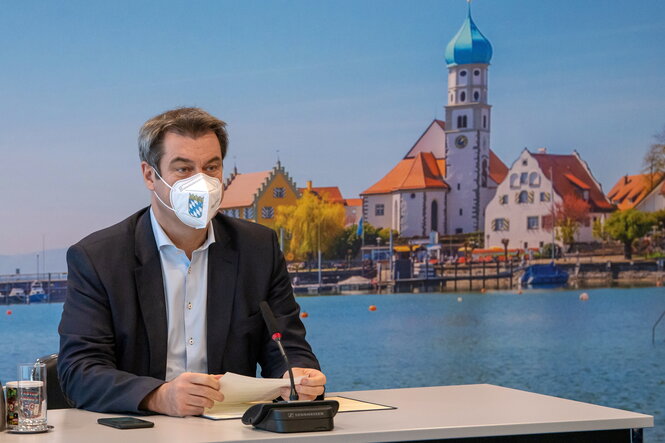 Markus Söder sitzt vor der Kamera und hält eine Ansprache