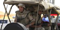 Ein ägyptischer Soldat auf einem Militärfahrzeug.