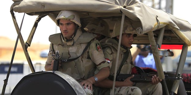Ein ägyptischer Soldat auf einem Militärfahrzeug.