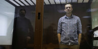 Alexej Nawalny hinter Glasscheibe bei einer Anhörung vor Gericht