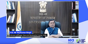Indiens Energieminister Raj Kumar Singh verschränkt die Arme während einer Videokonferenz