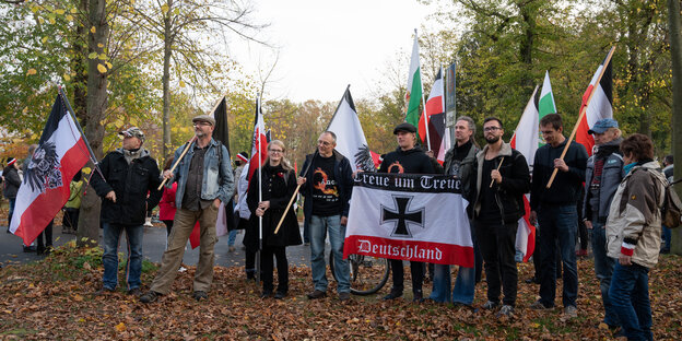 Reichsbürger zeigen Reichsflaggen bei einer Demonstration in Potsdam.