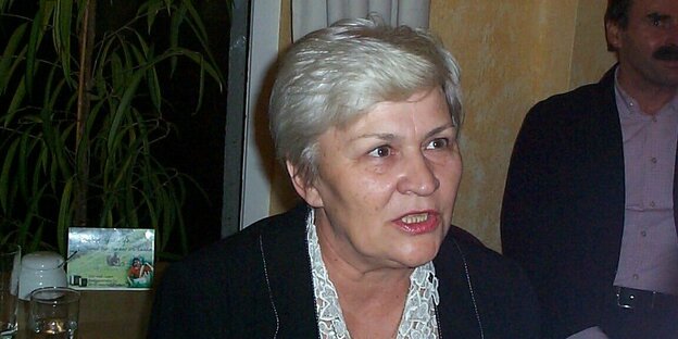 Tamara Tschikunowa - Frau mit Kurzhaarschnitt