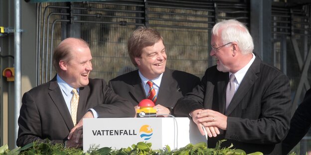 Der damalige Ministerpräsident Schleswig-Holsteins Peter Harry Carstensen steht mit dem Parlamentarischen Staatssekretär Enak Ferlemann, sowie dem Vorstandsvorsitzenden von Vattenfall Europe, Tuomo Hatakka hinter einem Pult.