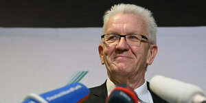 Winfried Kretschmann, Ministerpräsident von Baden-Württemberg lächelt während einer Pressekonferenz