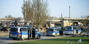 Polizei kurz vor Ostern im vollen Park am Gleisdreieck