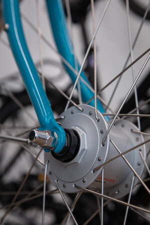 Eine Nahaufnahme von Fahrradspeichen Eine Nahaufnahme von Fahrradspeichen