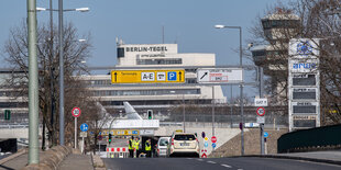 Mitarbeiter einer Sicherheitsfirma kontrollieren Fahrzeuge, die zum Impfzentrum am ehemaligen Flughafen Tegel wollen. Dort erhalten nur noch Menschen über 60 Jahre den Corona-Impfstoff Astrazeneca