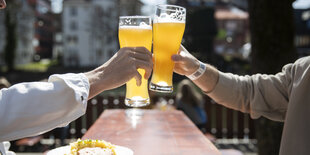 Weißbiergläser, anstoßen mit QR-Code-Armband in Tübingen.