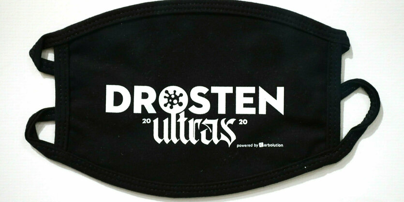 Schwarze Mundmaske mit der Aufschrift "Drosten Ultras"