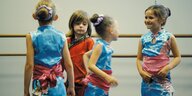 Szene aus „Kleines Mädchen“: Eine Gruppe Kinder beim Ballettunterricht