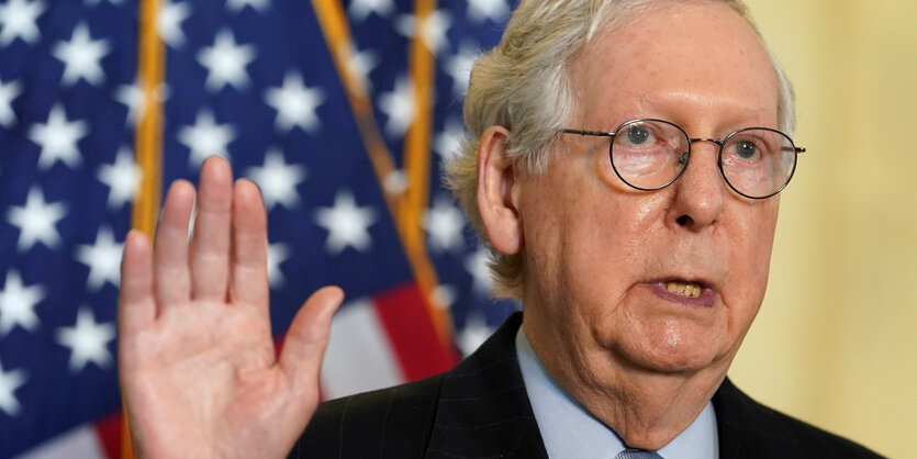 Mitch McConnell vor einer US-Fahne