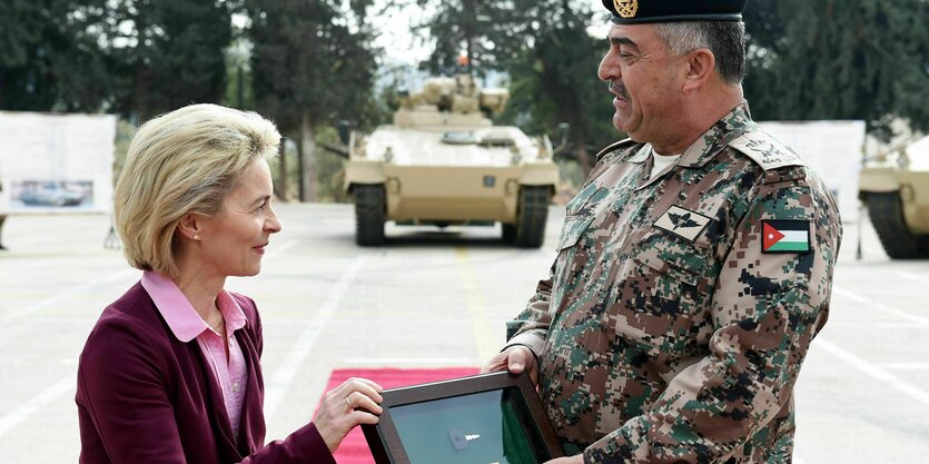 Urusula von der Leyen gibt jordanischem General Schlüssel für Panzer