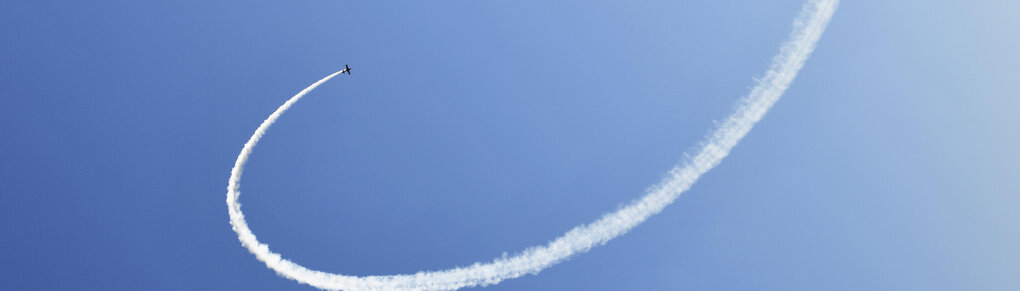 Ein Flugzeug hinterlässt einen Kondensstreifen am Himmel