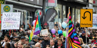 03.04.2021, Baden-Württemberg, Stuttgart: Zahlreiche Menschen nehmen an einer Demonstration der Initiative «Querdenken» teil