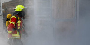 Ein Feuerwehrmann mit Atemschutzausrüstung