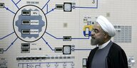 Hassan Ruhani blickt auf eine schematische Darstellung