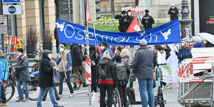 Ein Haufen Friedensbewegter.