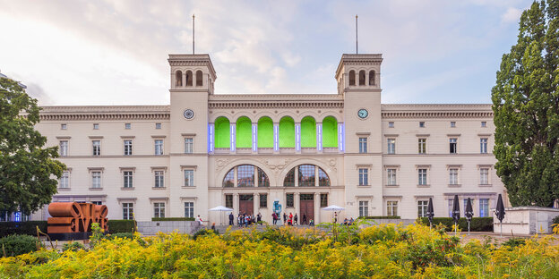 Fassade eines alten Bahnhofs-Gebäudes, in dem das Museum für Gegenwartskunst in Berlin untergebracht ist.