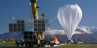 Ein riesiger Ballon wird startklar gemacht
