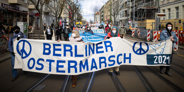 Demonstranten mit großem Ostermarsch-Banner in Berlin