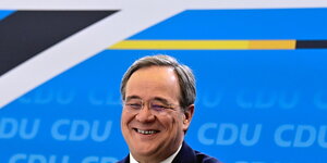 CDU-Chef Armin Laschet grinst breit