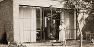 Martha Lemke (re.) mit Besucherin auf der Terrasse des Mies van der Rohe Hauses im Jahr 1933
