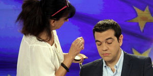 Tsipras wird im ERT-Fernsehstudio geschminkt