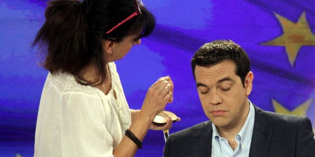 Tsipras wird im ERT-Fernsehstudio geschminkt