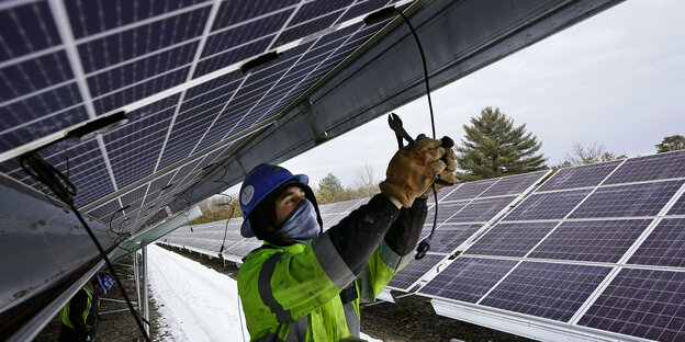 Ein Elektriker bei der Arbeit an Solar-Panels