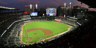 Draufsicht auf volles gut beleuchtetes Baseball-Stadion
