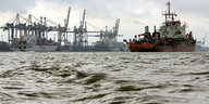 Das Baggerschiff "Akpha B" fährt am Containerterminal in Bremerhaven vorbei