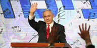 Benjamin Netanjahu winkt Unterstützern zu währen einer Wahl-veranstalung