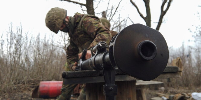 Ein ukrainischer Soldat beim Reinigen einer Panzerfaust