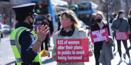 Eine Frau mit Protestschild in London.