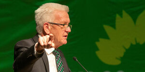 Ministerpräsident Windfried Kretschmann spricht beim Empfang der Grünen in Ostfildern