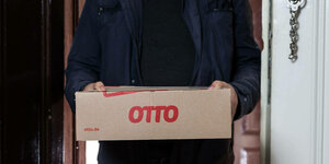 Paketbote liefert ein Otto Paket an die Haustür