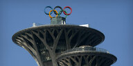 Die olympischen Ringe sind auf der Spitze des Olympiaturms in Peking zu sehen